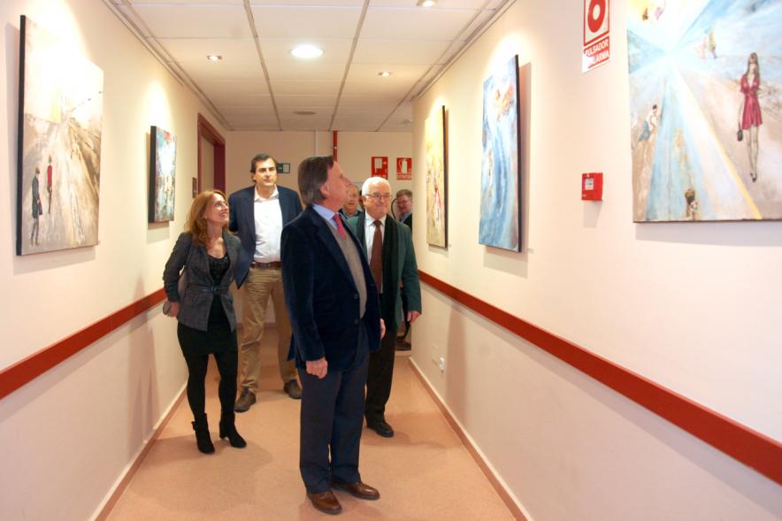 Inauguración Exposición de Pintura de Marinela Fontoira - Imagen del alcalde García de Vinuesa yotras autoridades recorriendo la exposición junto a la pintora Marinela Fontoira.