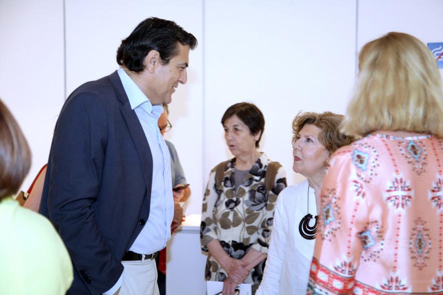 Inauguración Exposición Memorandum Natura - Imagen de las autoridades asistentes a la inauguración hablando con la autora María Antonia García de la Vega.