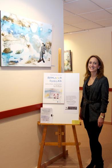 Inauguración Exposición de Pintura de Marinela Fontoira - Imagen de la pintora Marinela Fontoira posando junto a su obra.