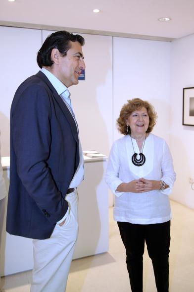 Inauguración Exposición Memorandum Natura - Imagen de una  de las autoridades asistentes a la inauguración hablando con la autora María Antonia García de la Vega.