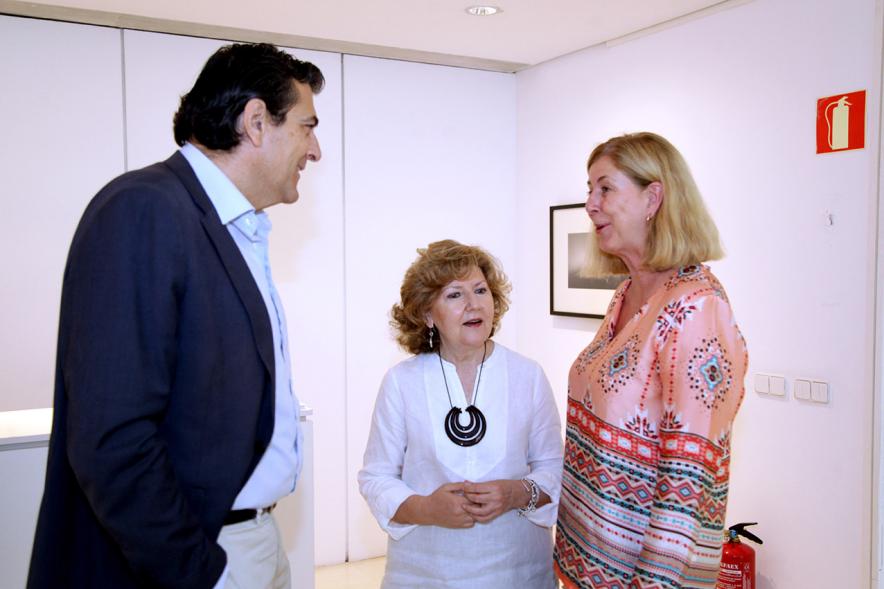 Inauguración Exposición Memorandum Natura - Imagen de las autoridades asistentes a la inauguración hablando con la autora María Antonia García de la Vega.