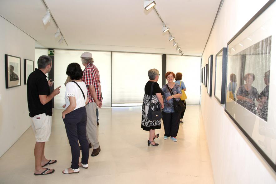 Inauguración Exposición Memorandum Natura -Imagen de las personas asistentes a la exposición.