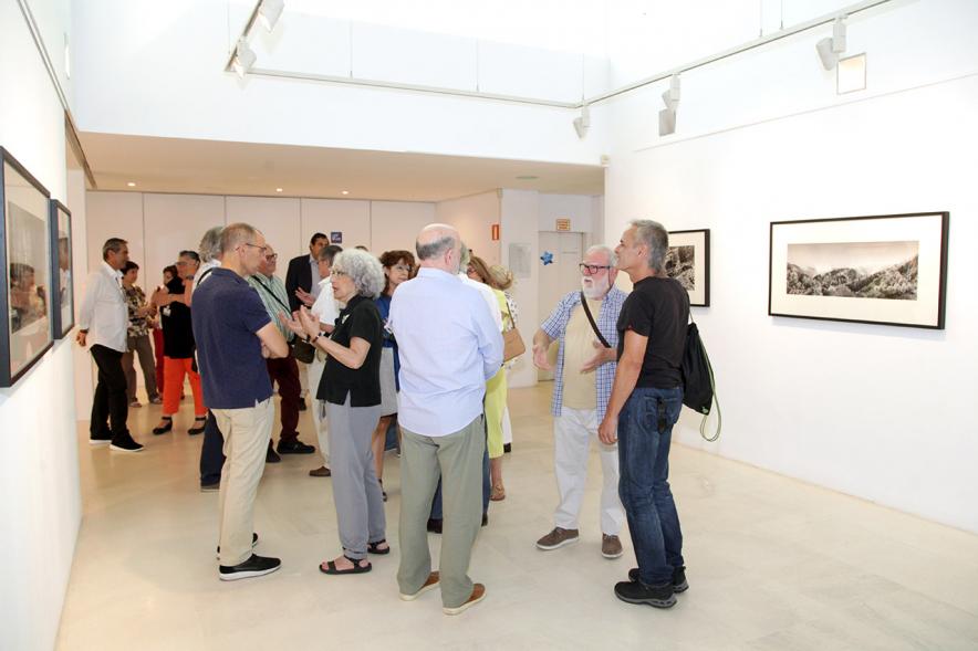 Inauguración Exposición Memorandum Natura - Imagen de las personas asistentes a la exposición.