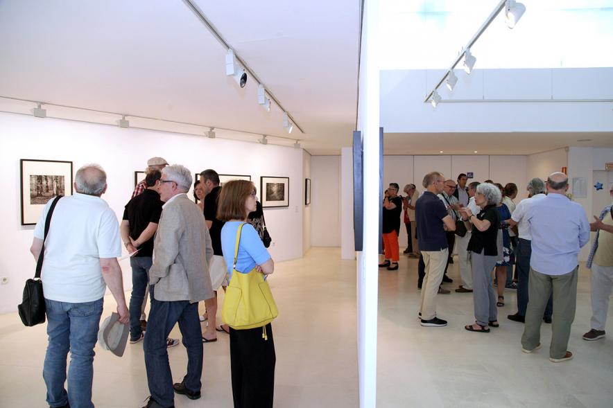 Inauguración Exposición Memorandum Natura - Imagen de las personas asistentes a la exposición.