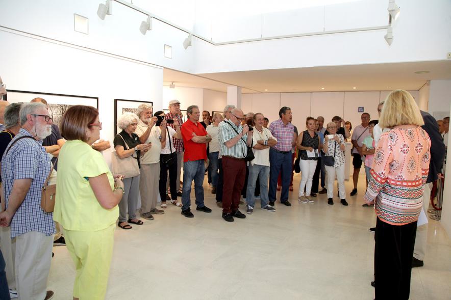 Inauguración Exposición Memorandum Natura - Imagen de las personas asistentes a la exposición.