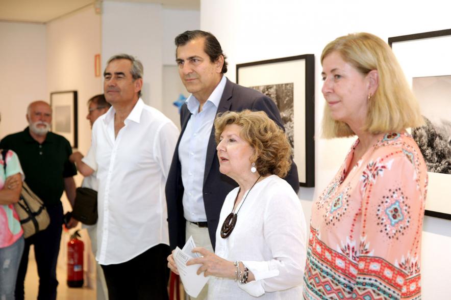 Inauguración Exposición Memorandum Natura - Imagen de la autora de las fotografías dando  explicaciones a los asistentes sobre su obra.