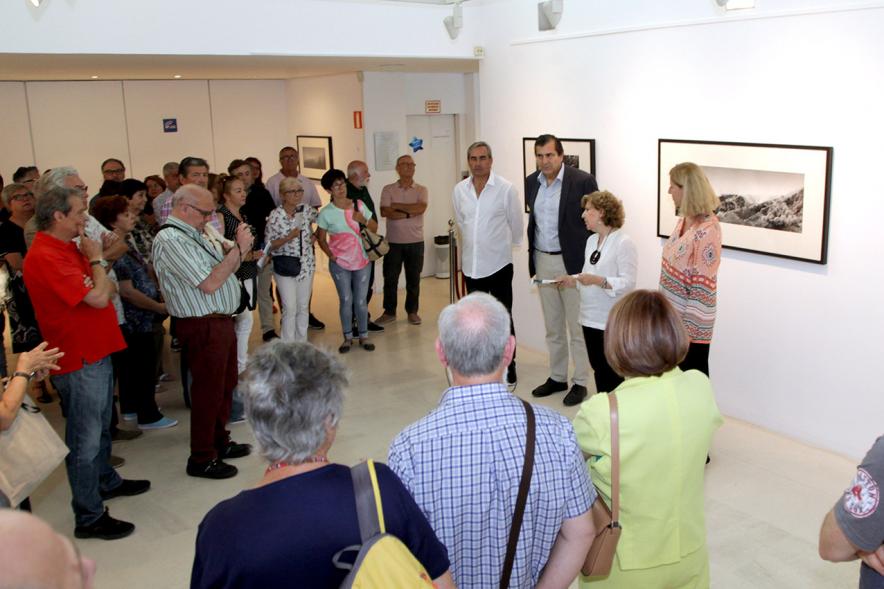Inauguración Exposición Memorandum Natura - Imagen de la autora de las fotografías explicando su obra a los asistentes