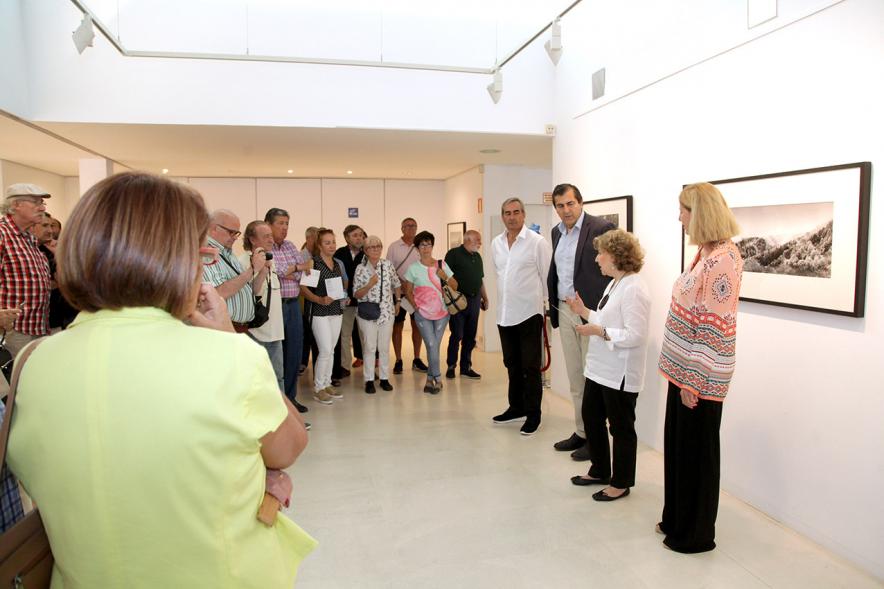 Inauguración Exposición Memorandum Natura - Imagen de la autora de las fotografías explicando su obra a los asistentes.