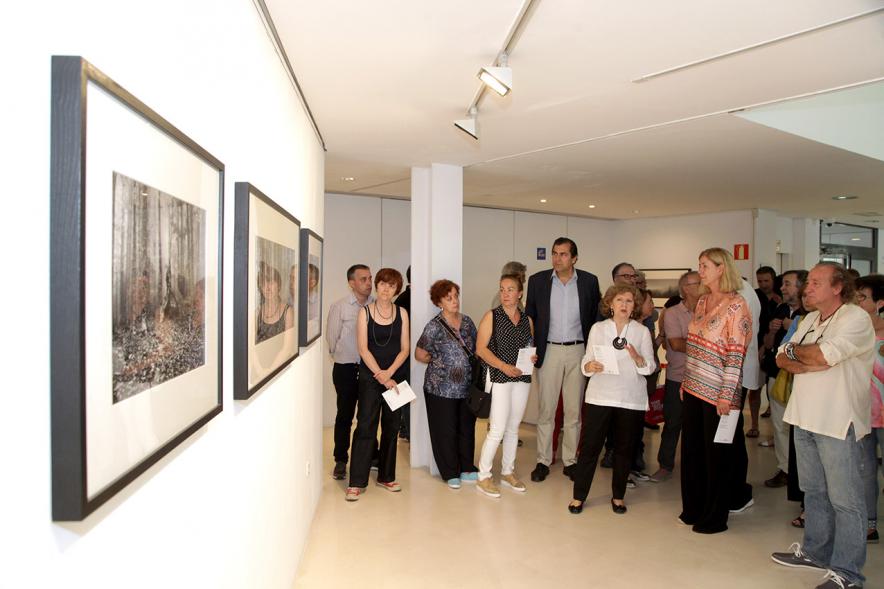 Inauguración Exposición Memorandum Natura - Imagen de la autora de las fotografías explicando su obra a los asistentes.
