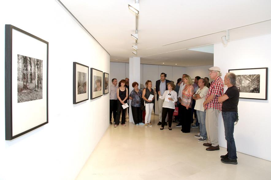 Inauguración Exposición Memorandum Natura - Imagen de la autora de las fotografías explicando su obra a los asistentes.