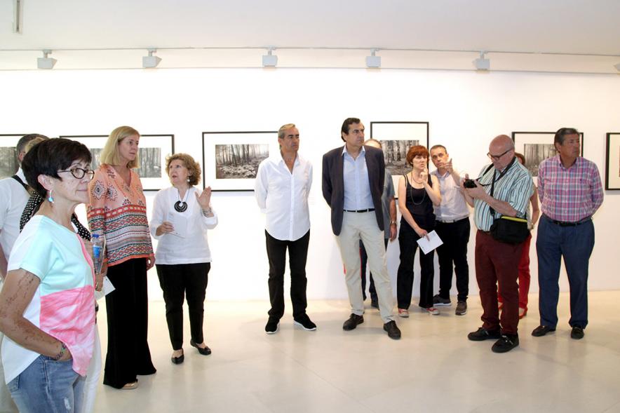 Inauguración Exposición Memorandum Natura - Imagen de la autora de las fotografías explicando su obra a los asistentes.