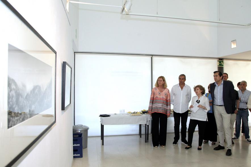 Inauguración Exposición Memorandum Natura - Imagen de la autora de las fotografías explicando su obra a los asistentes.