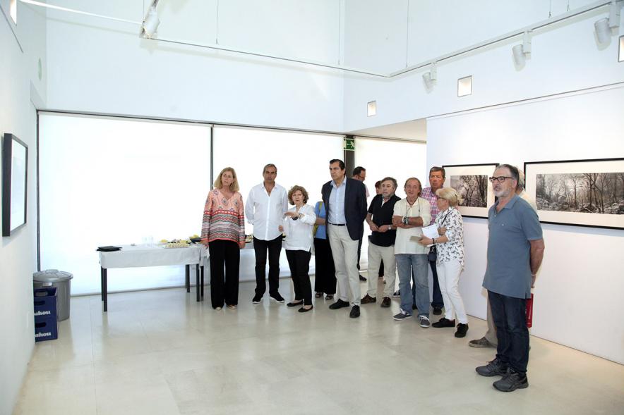 Inauguración Exposición Memorandum Natura - Imagen de la autora de las fotografías explicando su obra a los asistentes.