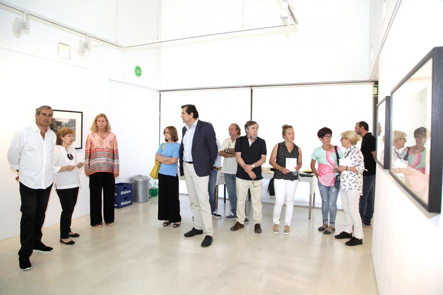 Inauguración Exposición Memorandum Natura - Imagen de las personas asistentes a la exposición.