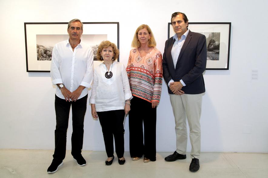 Inauguración Exposición Memorandum Natura - Imagen de las autoridades asistentes a la inauguración posando con la autora María Antonia García de la Vega.