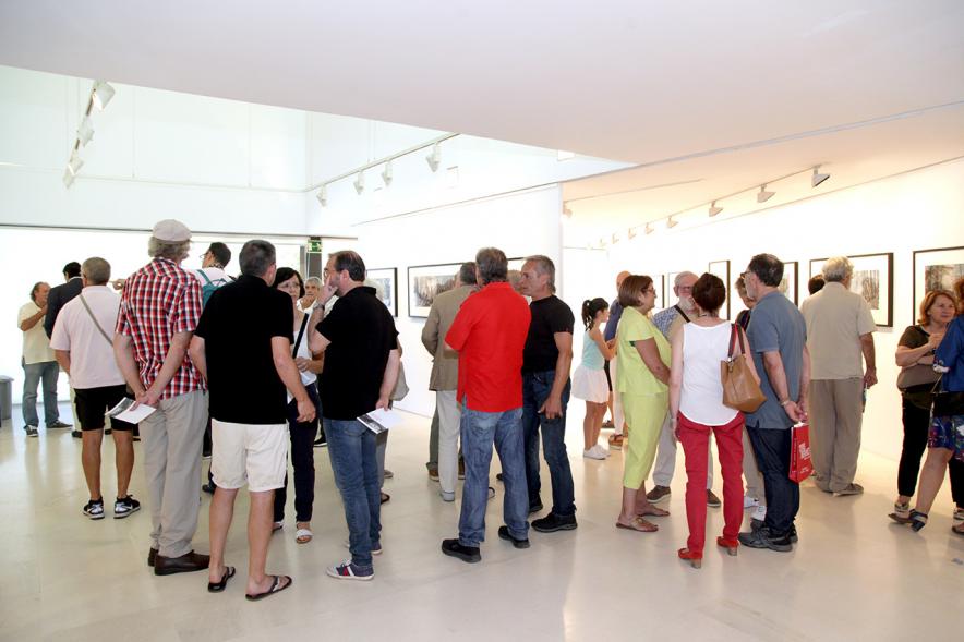 Inauguración Exposición Memorandum Natura - Imagen de las personas asistentes a la exposición.