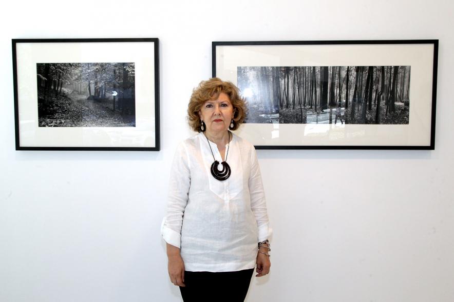 Inauguración Exposición Memorandum Natura - Imagen de la autora María Antonia García de la Vega posando junto a su obra.
