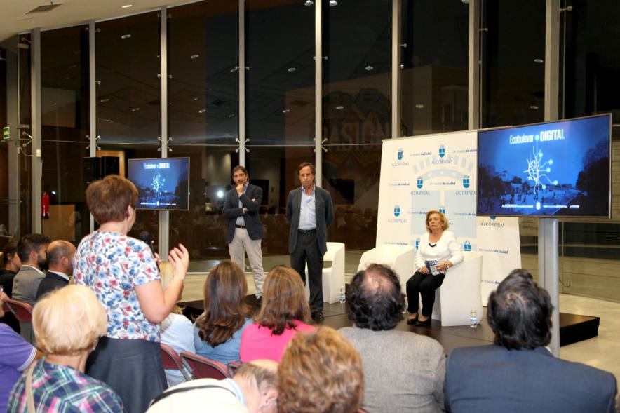 Presentación del Proyecto EcoBulevar en el Distrito Centro - Las autoridades  responden a los asistentes.
