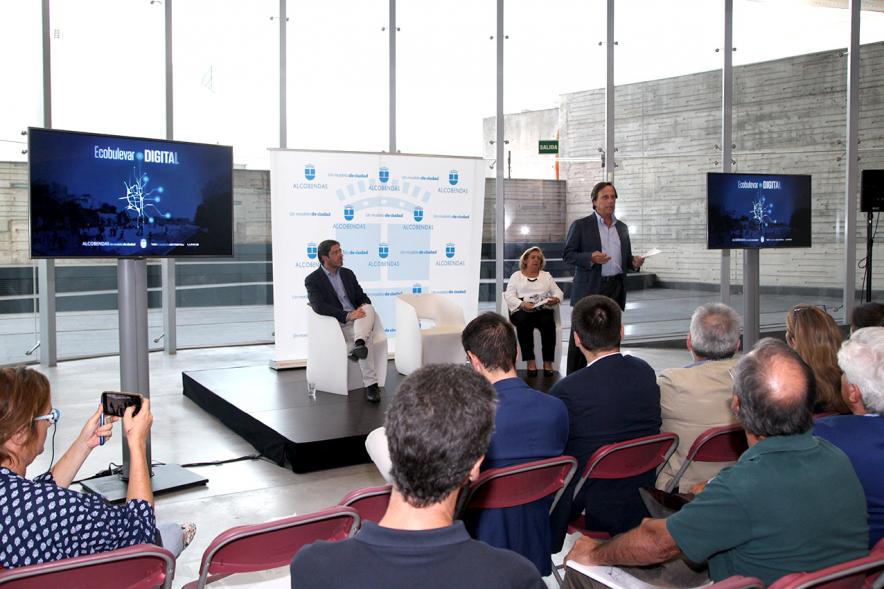 Presentación del Proyecto EcoBulevar en el Distrito Centro -  Las autoridades  responden a los asistentes.