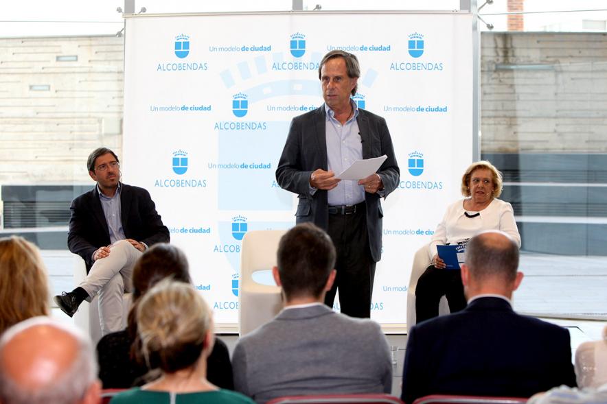 Presentación del Proyecto EcoBulevar en el Distrito Centro -  Las autoridades  responden a los asistentes.