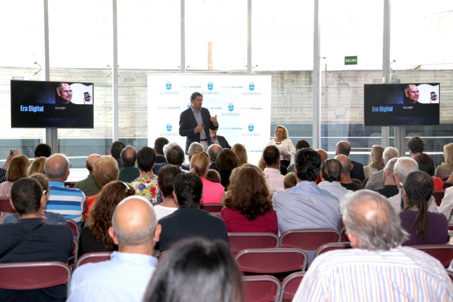 Presentación del Proyecto EcoBulevar en el Distrito Centro -El organizador  responde a los asistentes.
