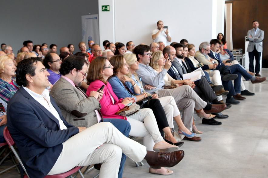 Presentación del Proyecto EcoBulevar en el Distrito Centro - Primera fila de autoridades.