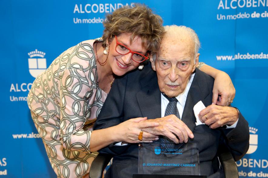 Homenaje a Eduardo Martínez Cabrera (Fundador del Grupo PAYMA) - El homenajeado con un  familiar.