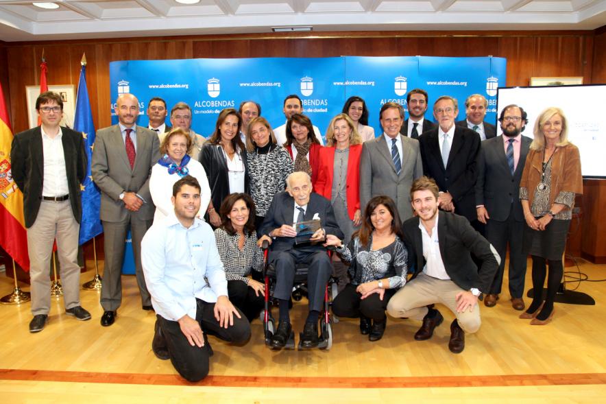 Homenaje a Eduardo Martínez Cabrera (Fundador del Grupo PAYMA) -  Posado del homenajeado con la familia y las autoridades.