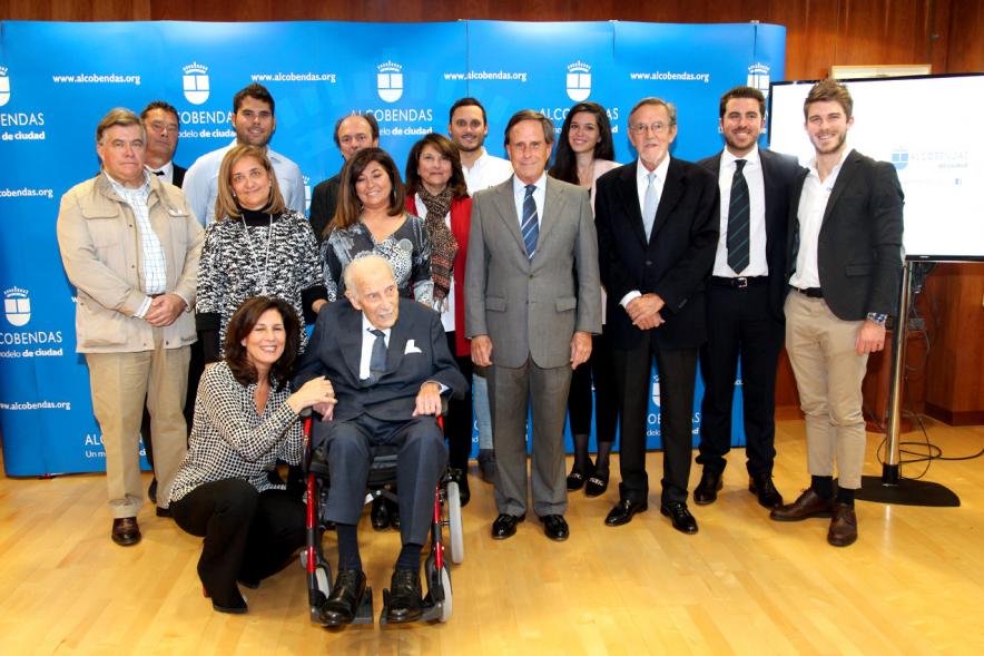 Homenaje a Eduardo Martínez Cabrera (Fundador del Grupo PAYMA) -  Posado del homenajeado con la familia y las autoridades.