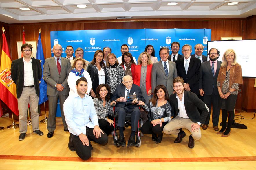 Homenaje a Eduardo Martínez Cabrera (Fundador del Grupo PAYMA) -  Posado del homenajeado con la familia y las autoridades.