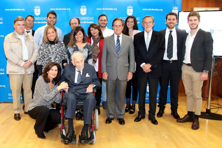 Homenaje a Eduardo Martínez Cabrera (Fundador del Grupo PAYMA) -  Posado del homenajeado con la familia y las autoridades.