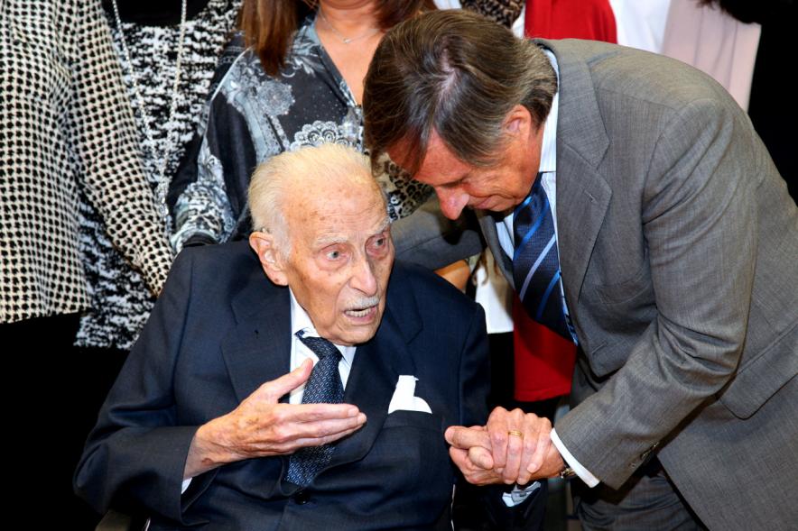 Homenaje a Eduardo Martínez Cabrera (Fundador del Grupo PAYMA) - El homenajeado con el alcalde.