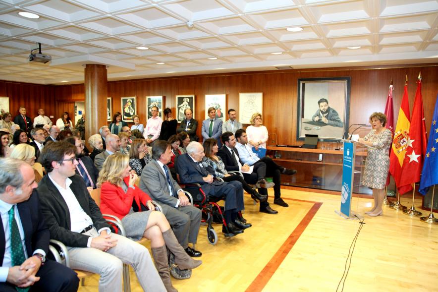 Homenaje a Eduardo Martínez Cabrera (Fundador del Grupo PAYMA) - Imagen lateral del homenajeado y los asistentes.