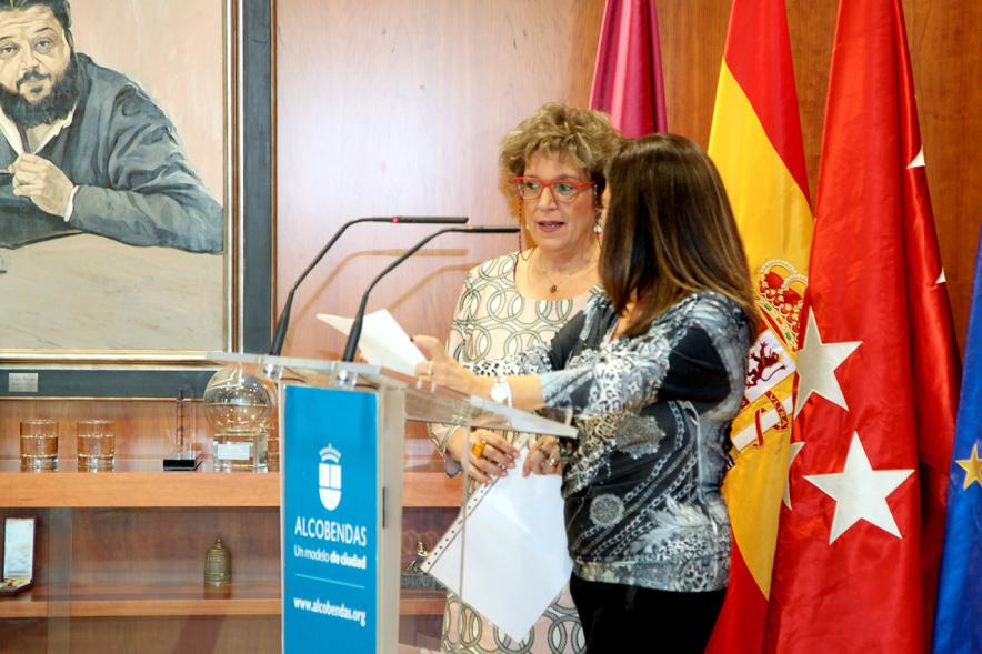Homenaje a Eduardo Martínez Cabrera (Fundador del Grupo PAYMA) - Estrado con las organizadoras.
