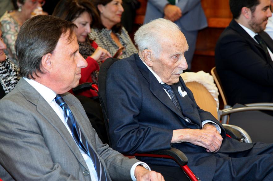Homenaje a Eduardo Martínez Cabrera (Fundador del Grupo PAYMA) -  El Señor Martínez con el alcalde.