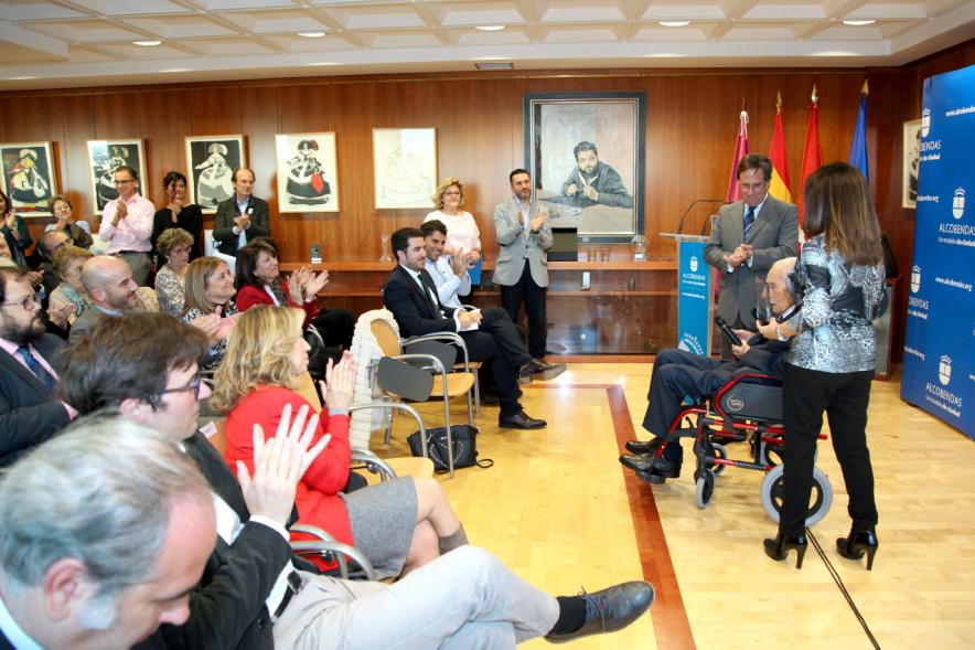Homenaje a Eduardo Martínez Cabrera (Fundador del Grupo PAYMA) - Aplauso de la sala al Señor Martínez.