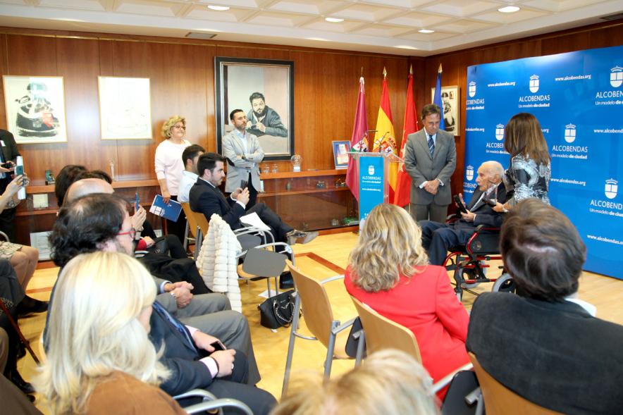 Homenaje a Eduardo Martínez Cabrera (Fundador del Grupo PAYMA) - Imagen lateral del homenaje.
