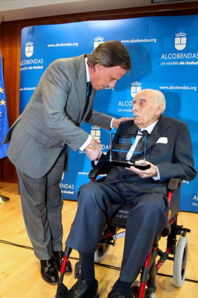 Homenaje a Eduardo Martínez Cabrera (Fundador del Grupo PAYMA) - El alcalde saluda a Señor Martínez.