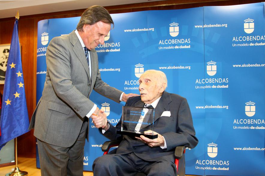 Homenaje a Eduardo Martínez Cabrera (Fundador del Grupo PAYMA) - El alcalde saluda al sr. Martinez.