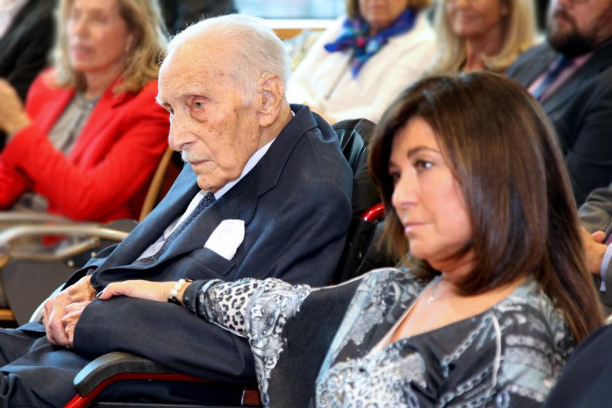 Homenaje a Eduardo Martínez Cabrera (Fundador del Grupo PAYMA) - El Sr. Martínez con su hija.
