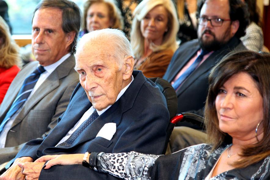 Homenaje a Eduardo Martínez Cabrera (Fundador del Grupo PAYMA) - Primer plano del homenajeado con su hija.