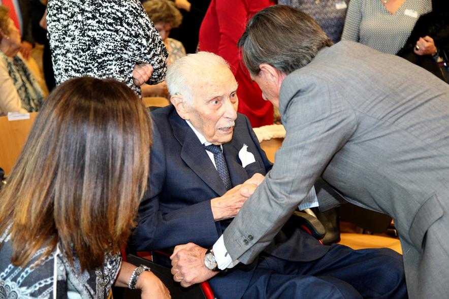 Homenaje a Eduardo Martínez Cabrera (Fundador del Grupo PAYMA) - El alcalde saluda al Sr. Martínez.