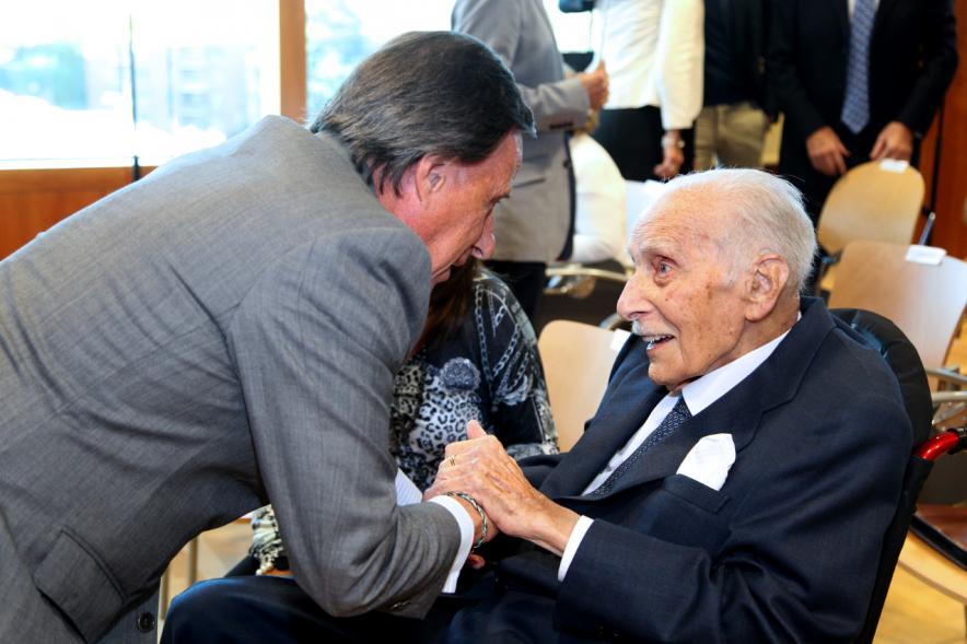 Homenaje a Eduardo Martínez Cabrera (Fundador del Grupo PAYMA) - Charlando el alcalde con el sr. Martínez.