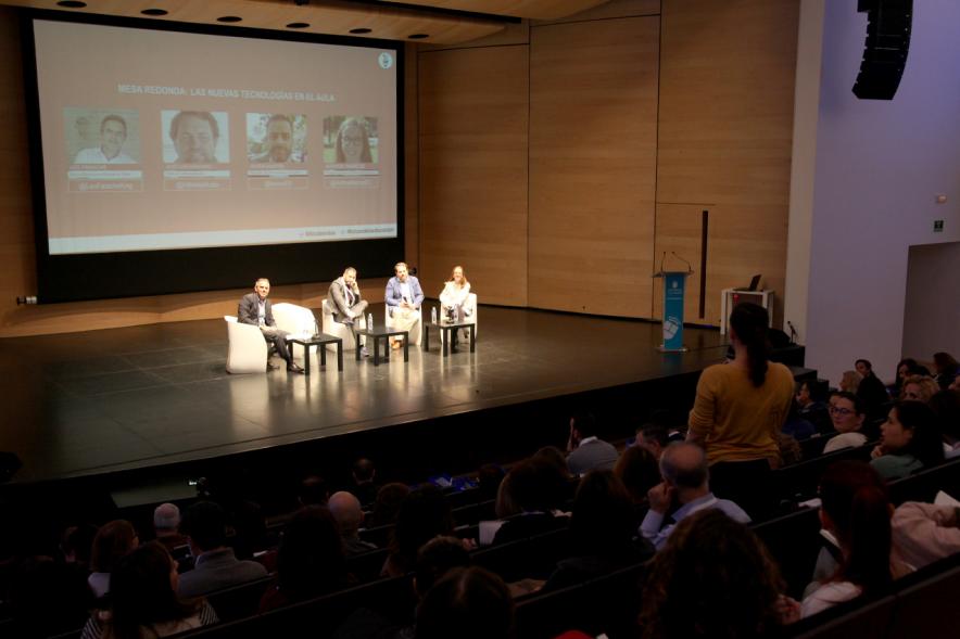 5 Años al Futuro de la Educación en 5 Horas  - Imagen iluminada del escenario.