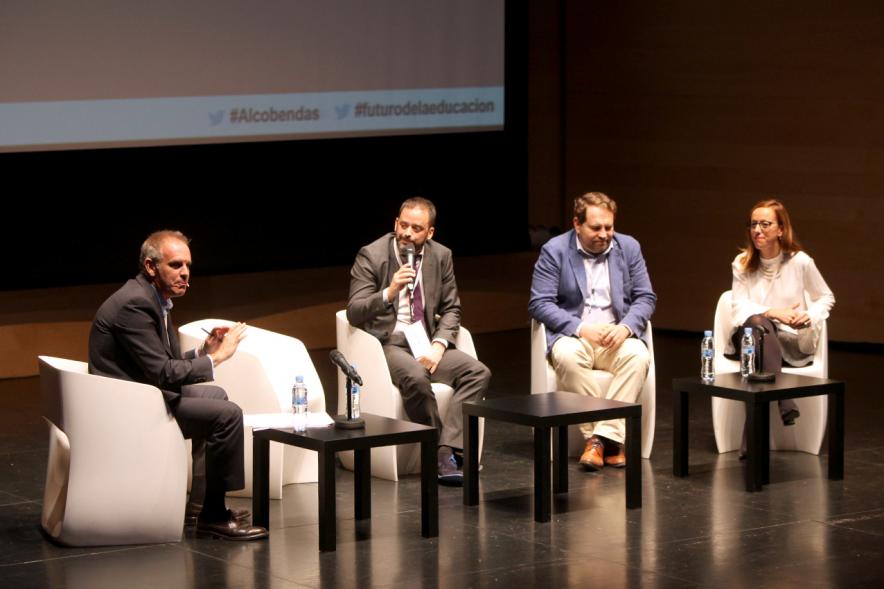 5 Años al Futuro de la Educación en 5 Horas - Cuatro ponentes en el escenario.