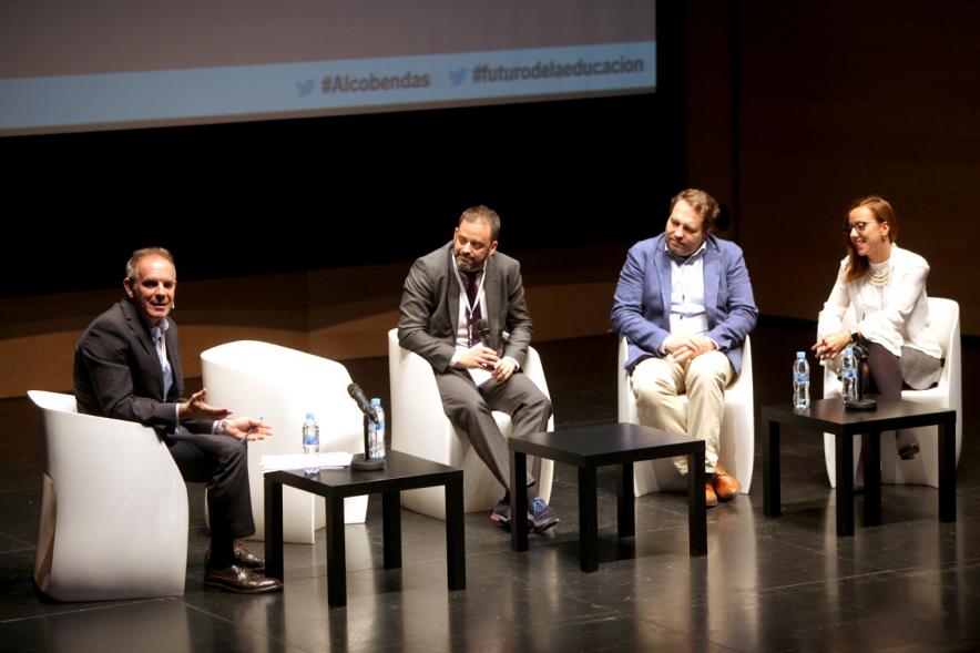 5 Años al Futuro de la Educación en 5 Horas - Cuatro ponentes en el escenario.