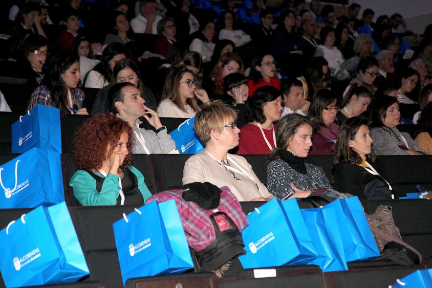 5 Años al Futuro de la Educación en 5 Horas - Los asistentes con un regalo del evento.