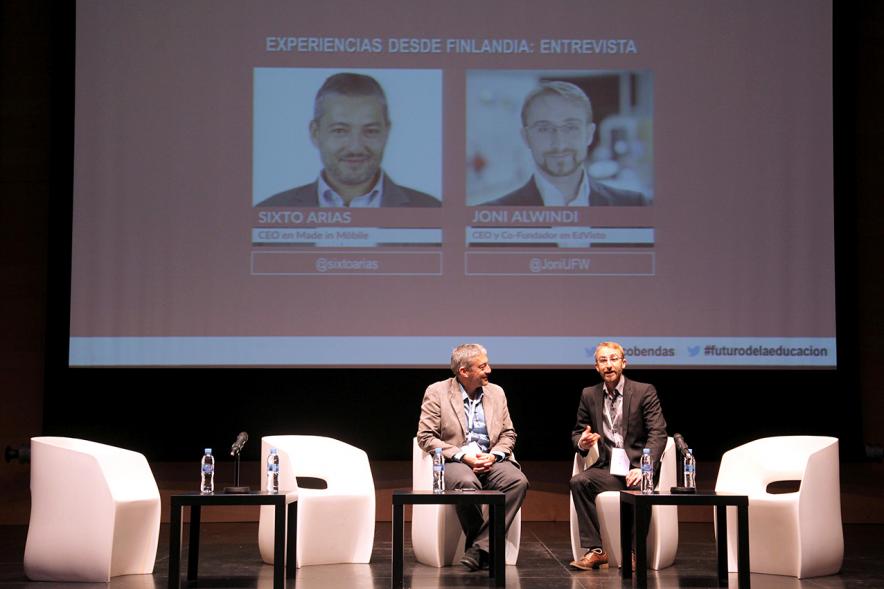 5 Años al Futuro de la Educación en 5 Horas - El escenario con dos ponentes.