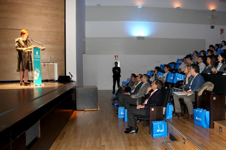 5 Años al Futuro de la Educación en 5 Horas - Plano lateral de la ponente y los asistentes.