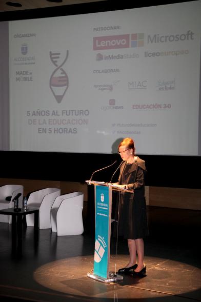 5 Años al Futuro de la Educación en 5 Horas -  Primer plano de una ponente.